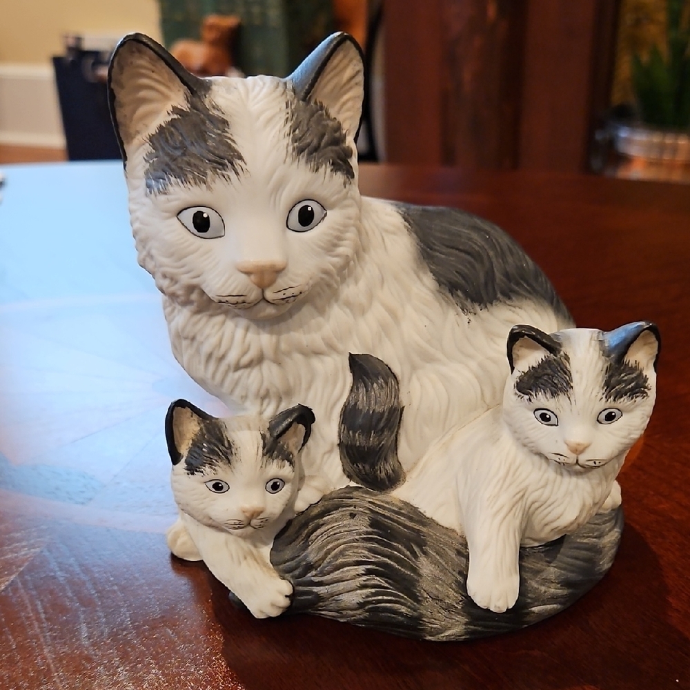 Purrrfectly Adorable Porcelain Trio of a Cat Family...Mother and Two Kittens